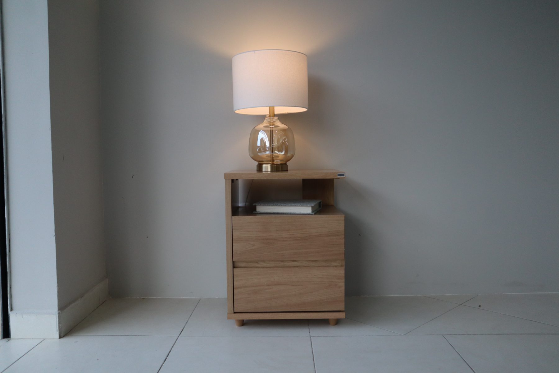 Mesa de cabeceira com luminária